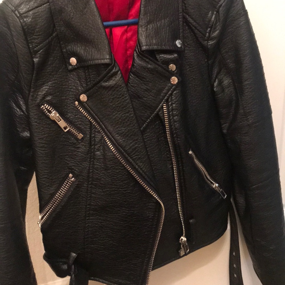 Leather moto jacket with silver zippers ⚫️